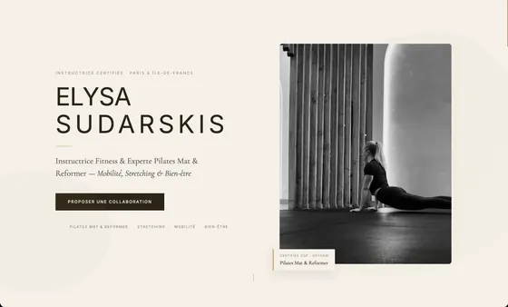 Premier écran du portfolio d'Elysa Sudarskis : son nom en très grand sur fond crème, la mention « Instructrice Fitness & Experte Pilates Mat & Reformer », un bouton « Proposer une collaboration » et une photographie en noir et blanc d'une posture de Pilates.
