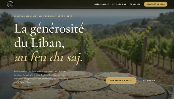 Premier écran du site Madame SAJ : le titre « La générosité du Liban, au feu du saj » sur une photographie de pains plats en cuisson devant des rangs de vigne, avec un bouton « Demander un devis ».